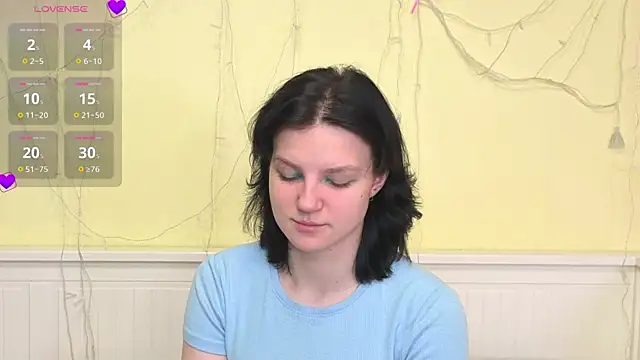 LatinaHuguenin online show from December 15, 2025, 7:01 am