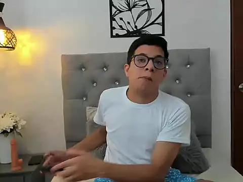 Snapshot of LucaDave_1 chatting on November 7, 2025, 7:36 pm LucaDave 1 online show from November 7, 2025, 7:36 pm