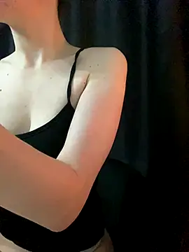 Snapshot of shrie_beverly00 chatting on November 28, 2025, 2:14 am shrie beverly00 online show from November 28, 2025, 2:14 am