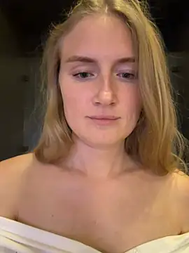 Snapshot of olliebells chatting on May 17, 2026, 4:25 pm olliebells online show from May 17, 2026, 4:25 pm