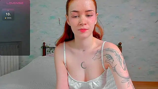 Snapshot of alice_with_freckles chatting on June 4, 2026, 7:47 am alice with freckles online show from June 4, 2026, 7:47 am