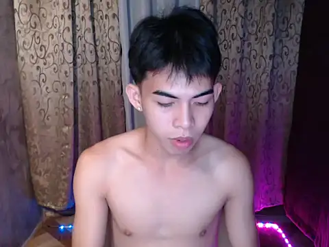 Snapshot of Urhotsilverboy chatting on December 5, 2025, 3:52 pm Urhotsilverboy online show from December 5, 2025, 3:52 pm