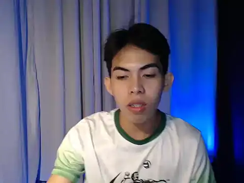 Snapshot of Urhotsilverboy chatting on March 3, 2026, 2:45 pm Urhotsilverboy online show from March 3, 2026, 2:45 pm