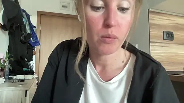 Snapshot of Ameli8 chatting on November 12, 2025, 11:54 am Ameli8 online show from November 12, 2025, 11:54 am