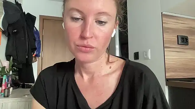 Snapshot of Ameli8 chatting on November 30, 2025, 11:36 am Ameli8 online show from November 30, 2025, 11:36 am