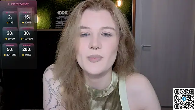 Snapshot of eshleeygreen chatting on May 14, 2026, 9:43 pm eshleeygreen online show from May 14, 2026, 9:43 pm