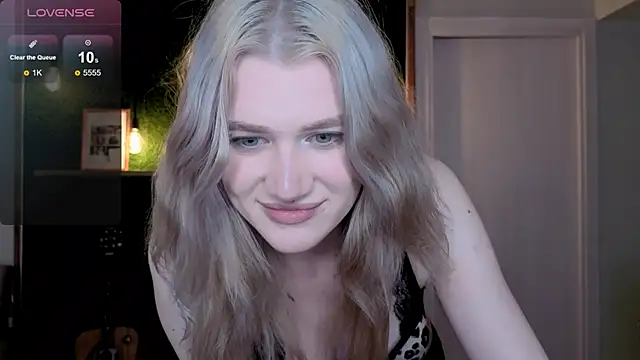 Snapshot of eshleeygreen chatting on June 7, 2026, 2:54 pm eshleeygreen online show from June 7, 2026, 2:54 pm