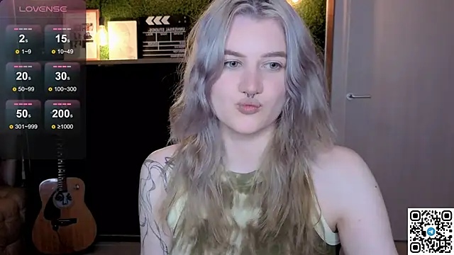 Snapshot of eshleeygreen chatting on June 19, 2026, 9:29 pm eshleeygreen online show from June 19, 2026, 9:29 pm