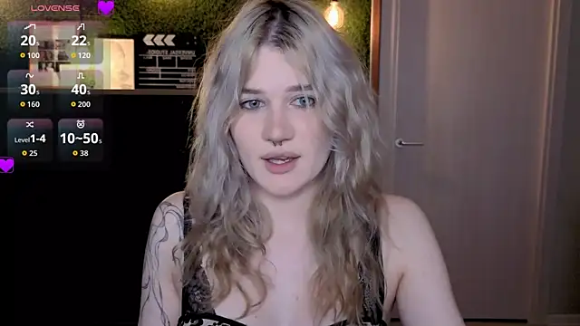Snapshot of eshleeygreen chatting on July 10, 2026, 6:54 pm eshleeygreen online show from July 10, 2026, 6:54 pm