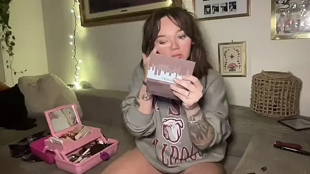 Snapshot of angelgirl98 chatting on December 16, 2025, 2:55 pm angelgirl98 online show from December 16, 2025, 2:55 pm