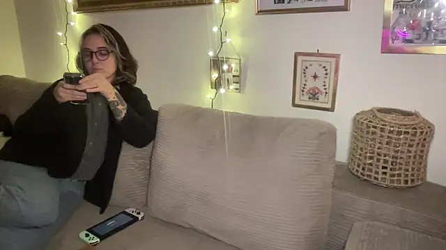 Snapshot of angelgirl98 chatting on December 22, 2025, 4:20 am angelgirl98 online show from December 22, 2025, 4:20 am