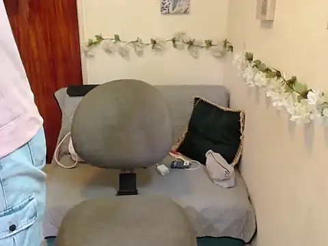 Snapshot of LuluKiss_ chatting on December 16, 2025, 1:38 pm LuluKiss online show from December 16, 2025, 1:38 pm