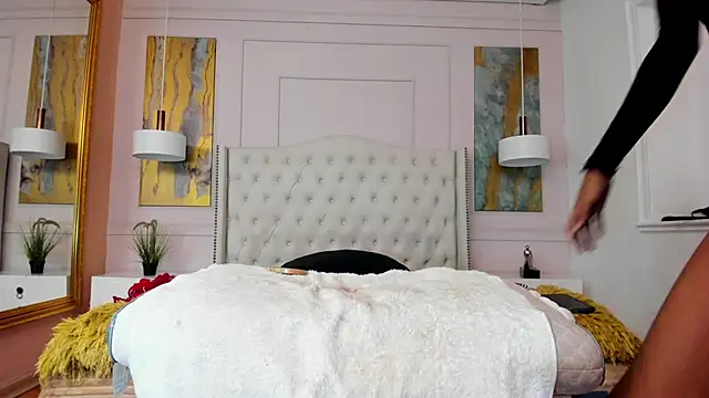 RosaliaMontero online show from November 18, 2025, 4:33 pm