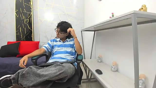 Snapshot of Zoro_V chatting on November 9, 2025, 7:34 pm Zoro V online show from November 9, 2025, 7:34 pm