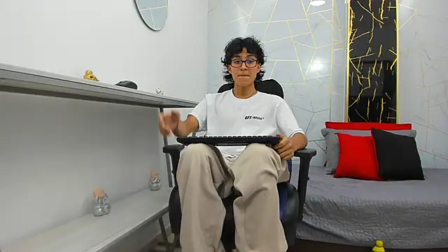 Snapshot of Zoro_V chatting on November 11, 2025, 7:58 pm Zoro V online show from November 11, 2025, 7:58 pm