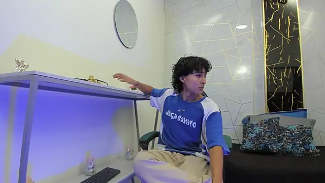 Snapshot of Zoro_V chatting on November 19, 2025, 7:14 pm Zoro V online show from November 19, 2025, 7:14 pm