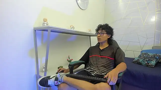 Snapshot of Zoro_V chatting on November 24, 2025, 7:46 pm Zoro V online show from November 24, 2025, 7:46 pm