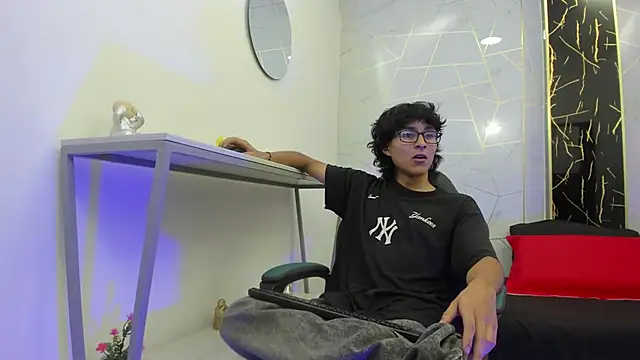 Snapshot of Zoro_V chatting on November 28, 2025, 7:27 pm Zoro V online show from November 28, 2025, 7:27 pm