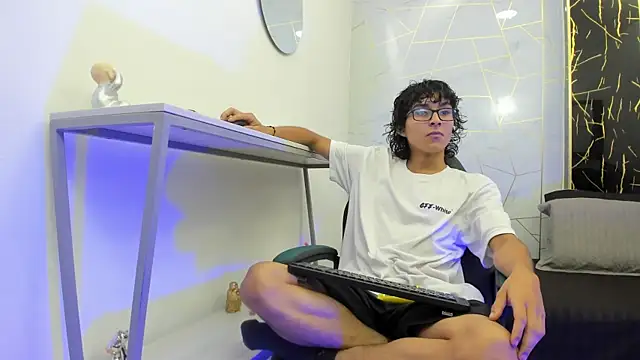 Snapshot of Zoro_V chatting on November 29, 2025, 7:50 pm Zoro V online show from November 29, 2025, 7:50 pm