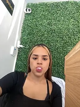 Snapshot of Sara__Secret chatting on November 21, 2025, 8:40 pm Sara Secret online show from November 21, 2025, 8:40 pm