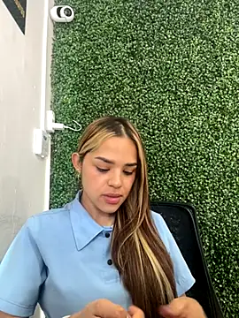 Snapshot of Sara__Secret chatting on December 2, 2025, 6:47 pm Sara Secret online show from December 2, 2025, 6:47 pm