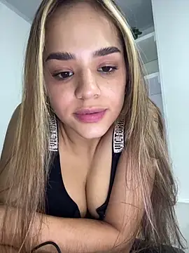 Snapshot of Sara__Secret chatting on December 16, 2025, 9:20 pm Sara Secret online show from December 16, 2025, 9:20 pm