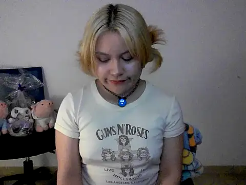 Snapshot of littlec4ke chatting on November 13, 2025, 2:21 am littlec4ke online show from November 13, 2025, 2:21 am