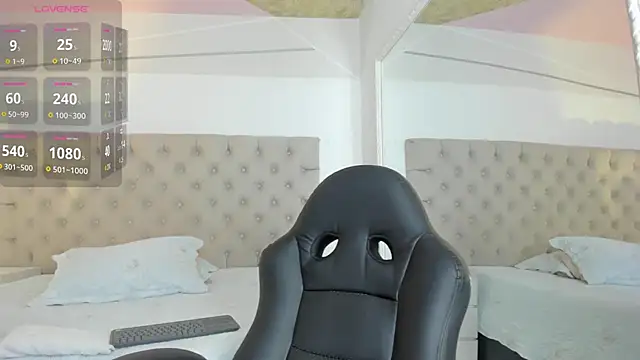 ZarinaWynne online show from December 1, 2025, 8:47 pm