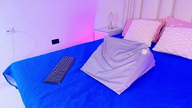 alanarose18 online show from February 23, 2026, 7:22 pm