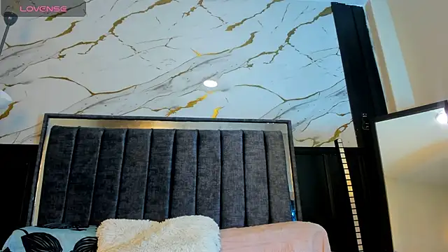 emma bloom  online show from November 21, 2025, 1:10 pm