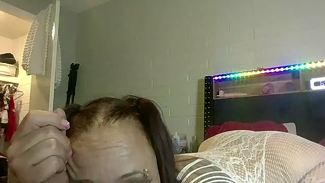 nikkibae33 online show from June 17, 2026, 1:45 pm