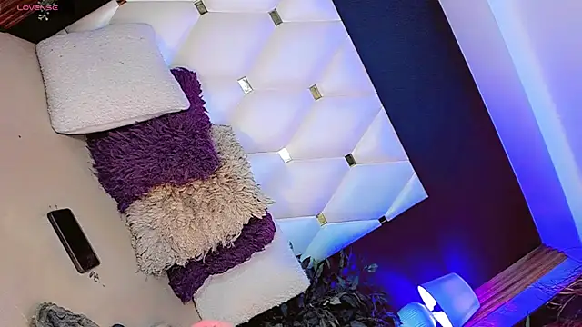 AnnaRouseQueen online show from April 25, 2026, 7:44 pm
