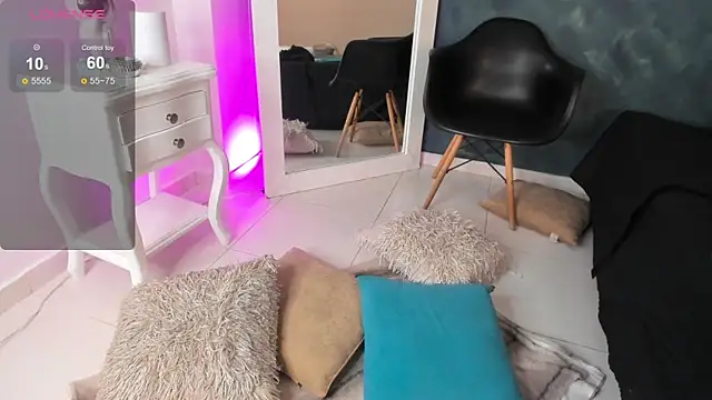 BellaRooux online show from December 18, 2025, 12:33 pm