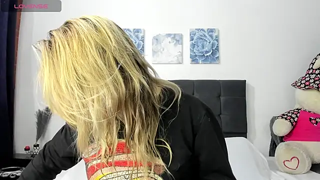 ariannawil online show from April 26, 2026, 10:40 pm