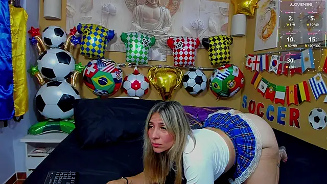 Snapshot of CamilaBliss chatting on June 20, 2026, 11:18 pm CamilaBliss online show from June 20, 2026, 11:18 pm
