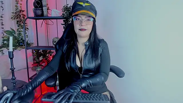Snapshot of Halley_Ravenn chatting on May 15, 2026, 9:22 pm Halley Ravenn online show from May 15, 2026, 9:22 pm