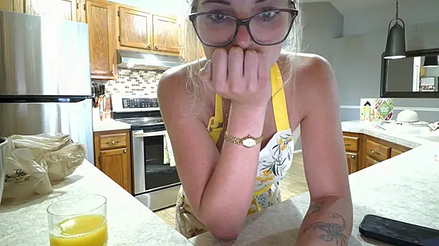 Snapshot of RosieCheeks_ chatting on June 16, 2026, 5:37 pm RosieCheeks online show from June 16, 2026, 5:37 pm