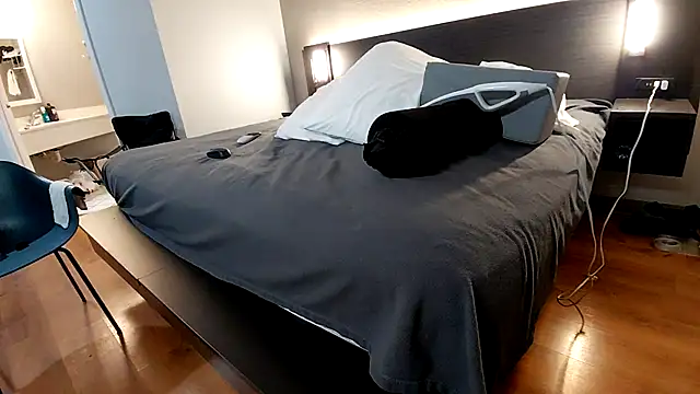 Snapshot of Mreroticking chatting on December 20, 2025, 2:24 pm Mreroticking online show from December 20, 2025, 2:24 pm