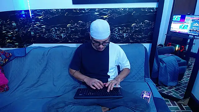 Snapshot of LatinWolfBoy chatting on November 21, 2025, 3:05 am LatinWolfBoy online show from November 21, 2025, 3:05 am