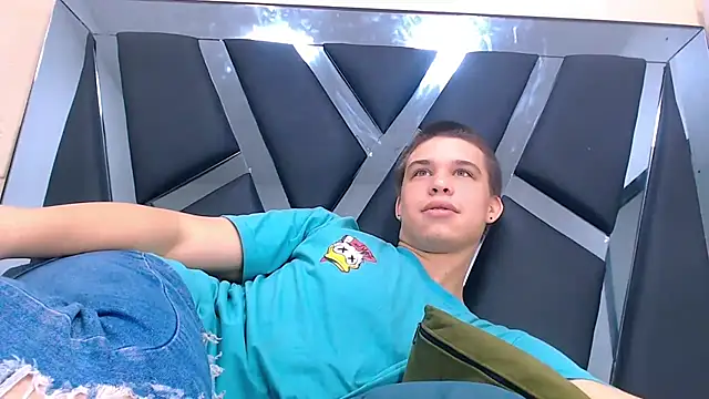 Liam York  online show from December 3, 2025, 1:20 pm