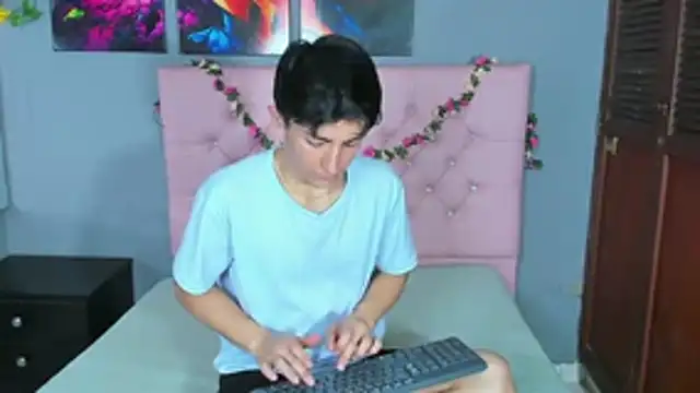 Snapshot of ElanGiraldo chatting on December 17, 2025, 10:27 pm ElanGiraldo online show from December 17, 2025, 10:27 pm