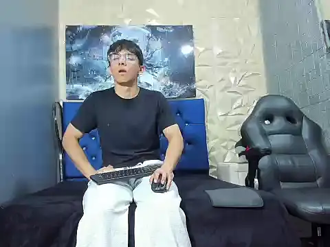 ElanGiraldo online show from March 3, 2026, 11:10 pm