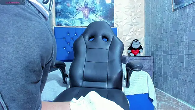 ElanGiraldo online show from May 6, 2026, 11:54 pm