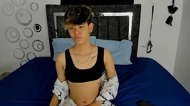 Snapshot of Lily_and_Lina chatting on November 17, 2025, 12:00 pm Lily and Lina online show from November 17, 2025, 12:00 pm