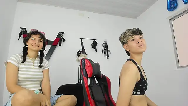 Snapshot of Lily_and_Lina chatting on November 27, 2025, 12:07 pm Lily and Lina online show from November 27, 2025, 12:07 pm