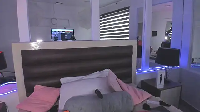 LaurenSpitz online show from December 2, 2025, 11:37 am