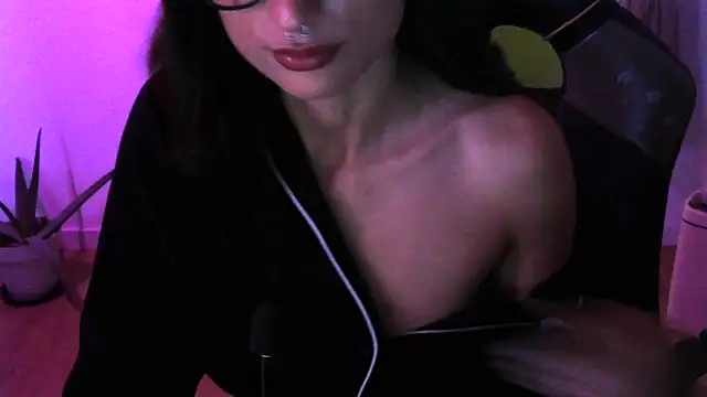 LucyGrayX online show from November 10, 2025, 7:02 pm