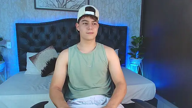 MaxxiCruzz online show from November 25, 2025, 3:50 am