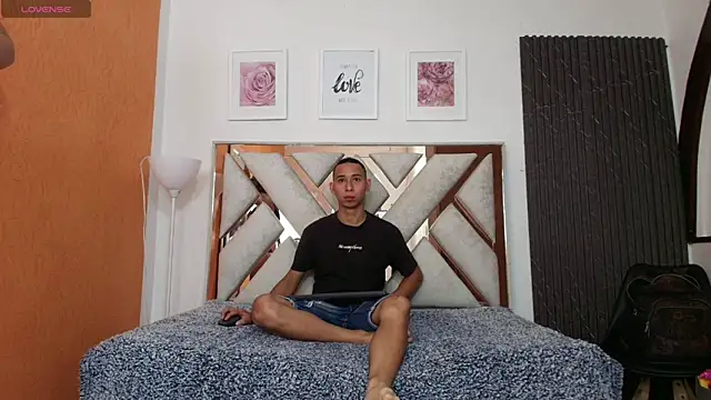 Antonella And Thiago online show from November 14, 2025, 12:26 pm