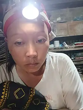 girl-hot2x online show from May 18, 2026, 1:06 pm